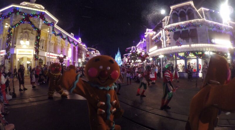 Behind the Magic Trip Diary #4: Planning Our Holiday Trip Park Days, Resort Hopping & Must-Dos! Christmas Parade Gingerbread men